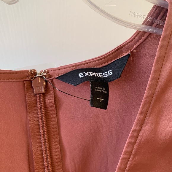 Express Satin Flirty Top - Picture 3 of 4